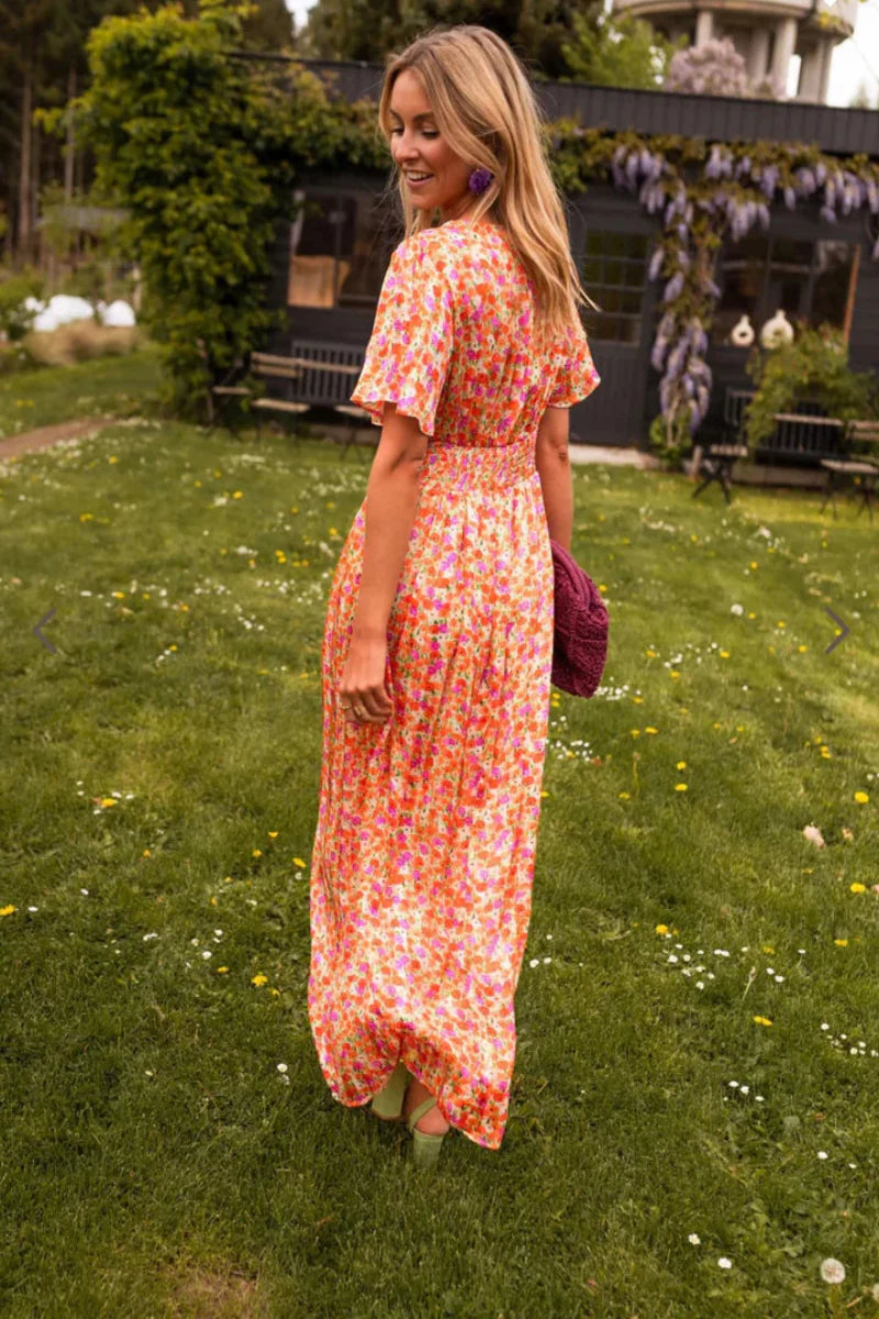 KYNAVA – MAXI SUKIENKA Z DEKOLTEM W SZCZYT I KWIATOWYM NADRUKIEM